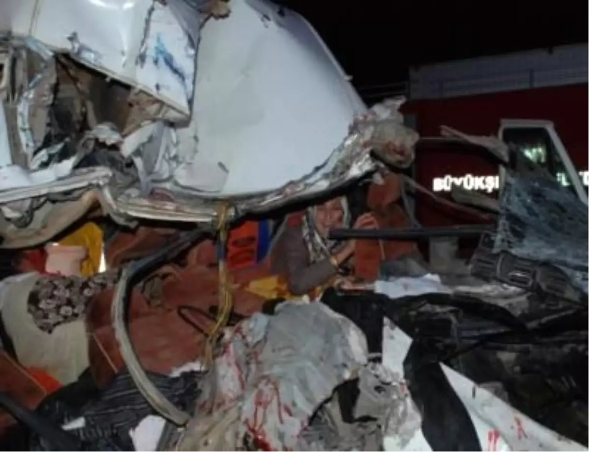 Minibüste Can Pazarı 4 Ölü, 18 Yaralı