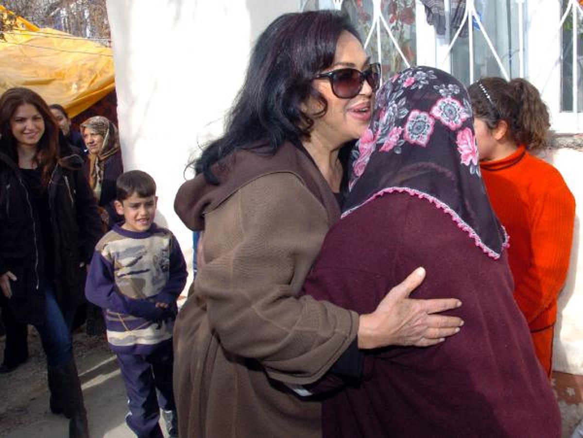 Türkan Şoray'dan Depremzedelere Moral Ziyareti