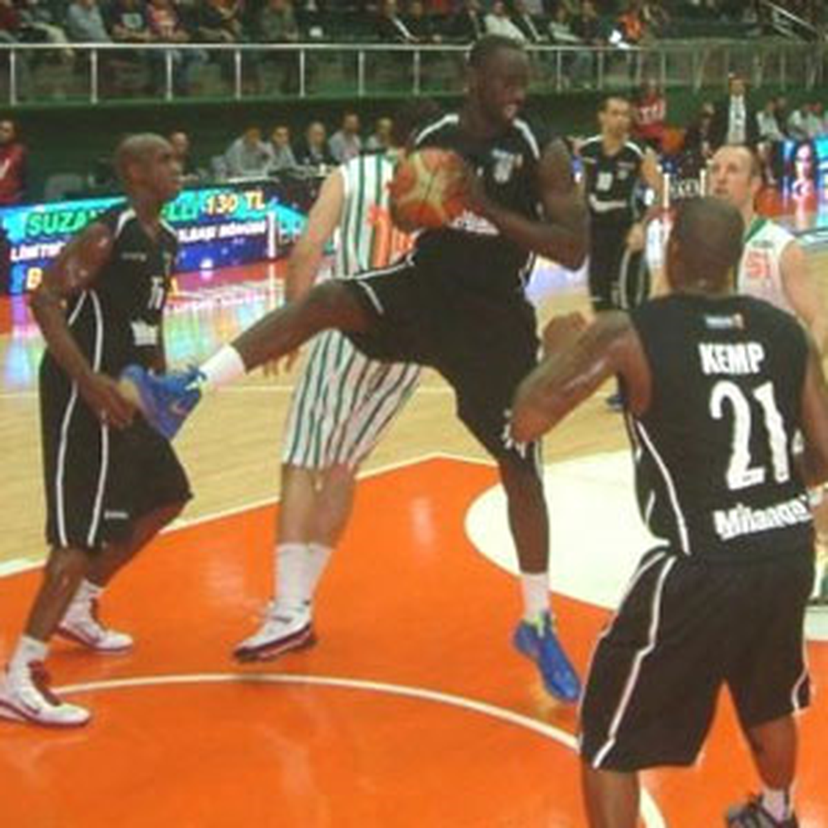 Banvit: 86 - Beşiktaş Milangaz: 67