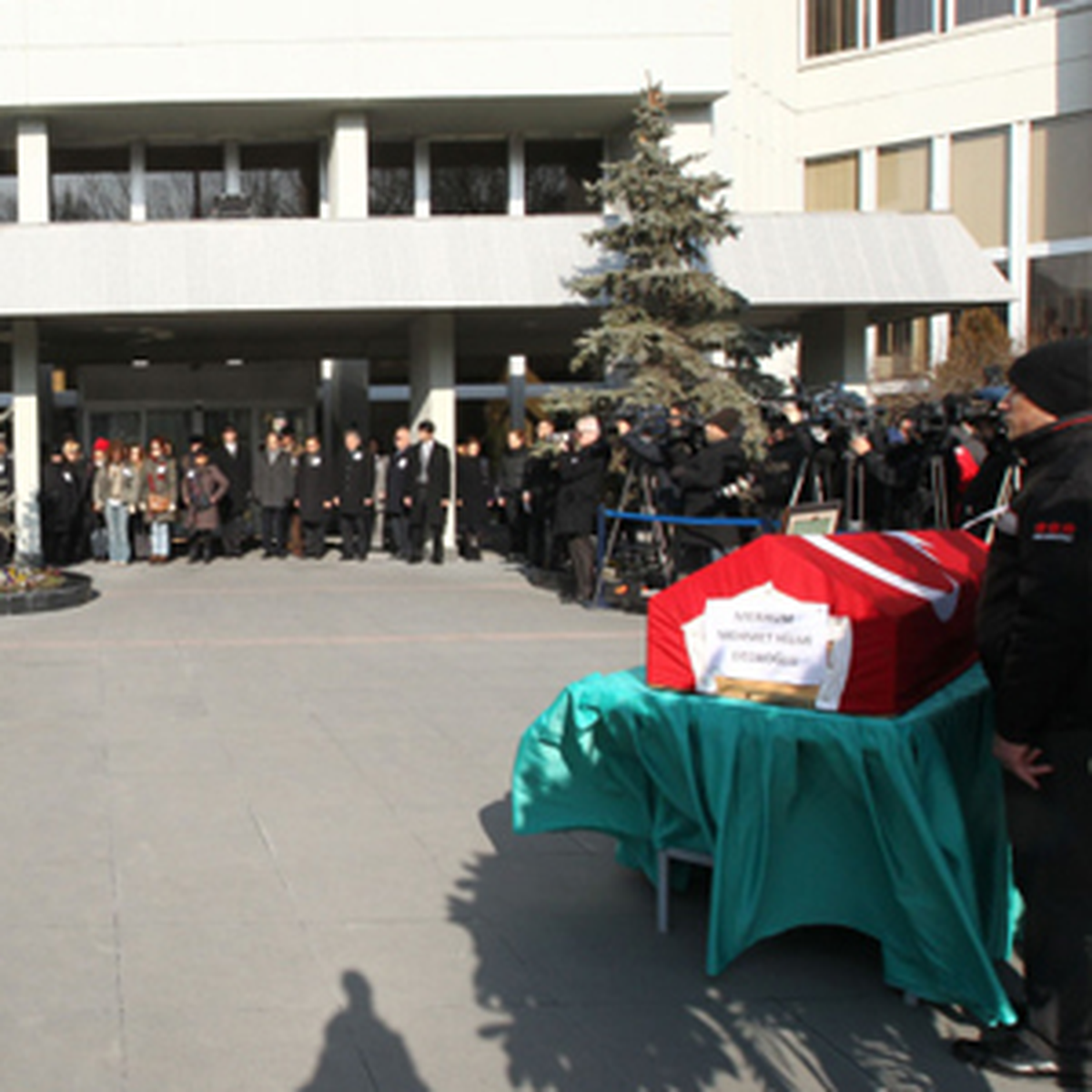 Büyükelçi Dedeoğlu'nun Cenazesi Toprağa Verildi