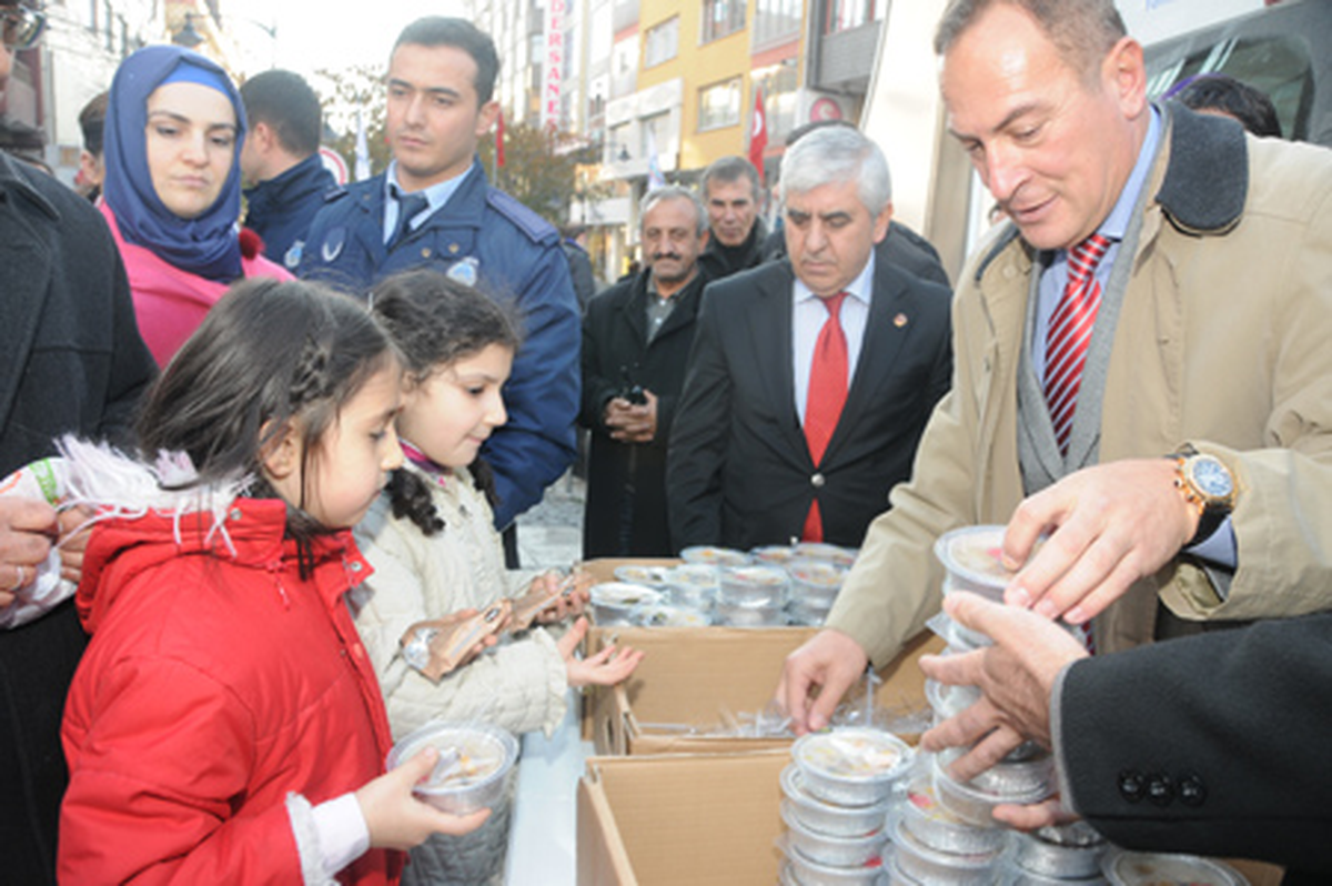 Değirmenci Aşure Dağıttı