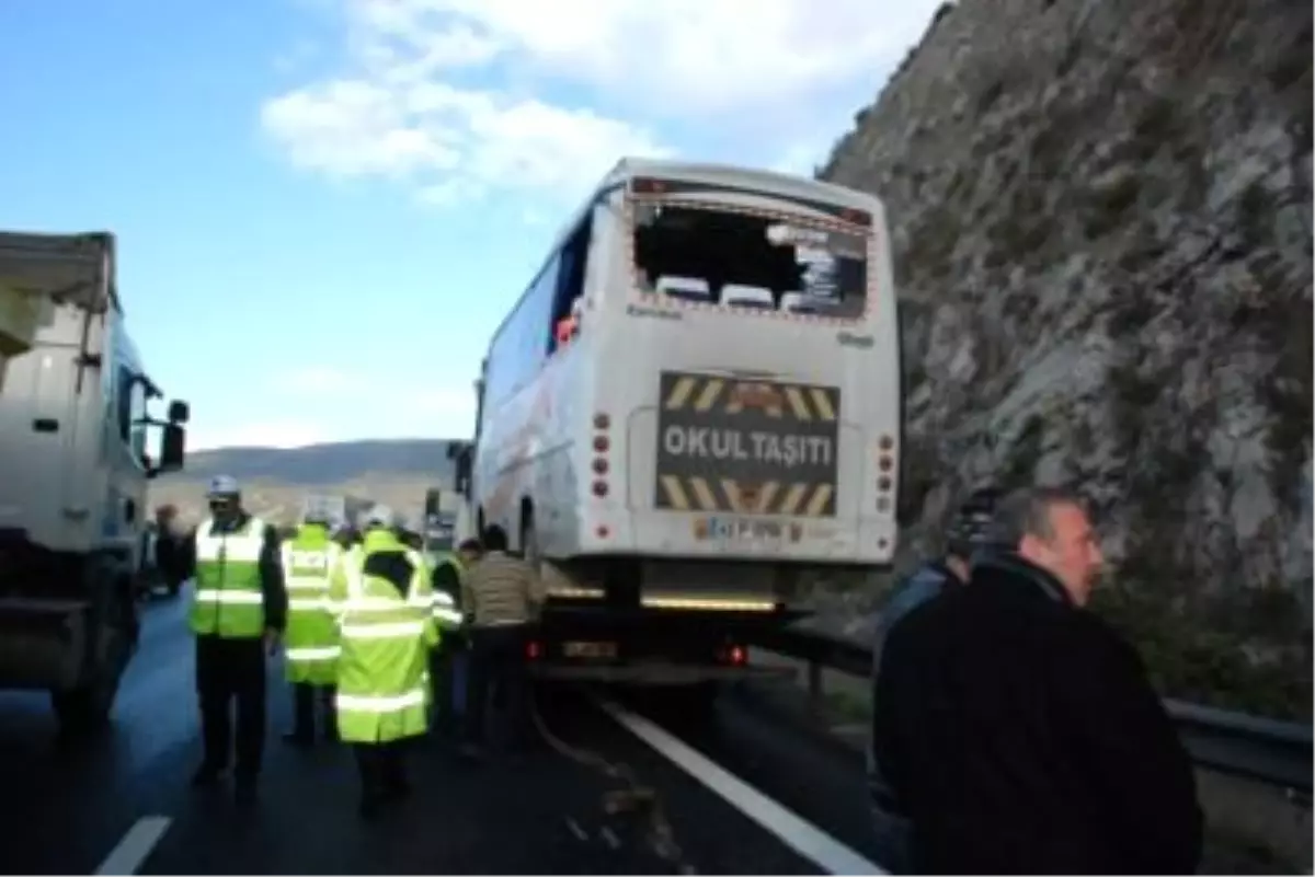 Kocaeli\'de TÜBİTAK\'ın Servis Midibüsünün Devrilmesi