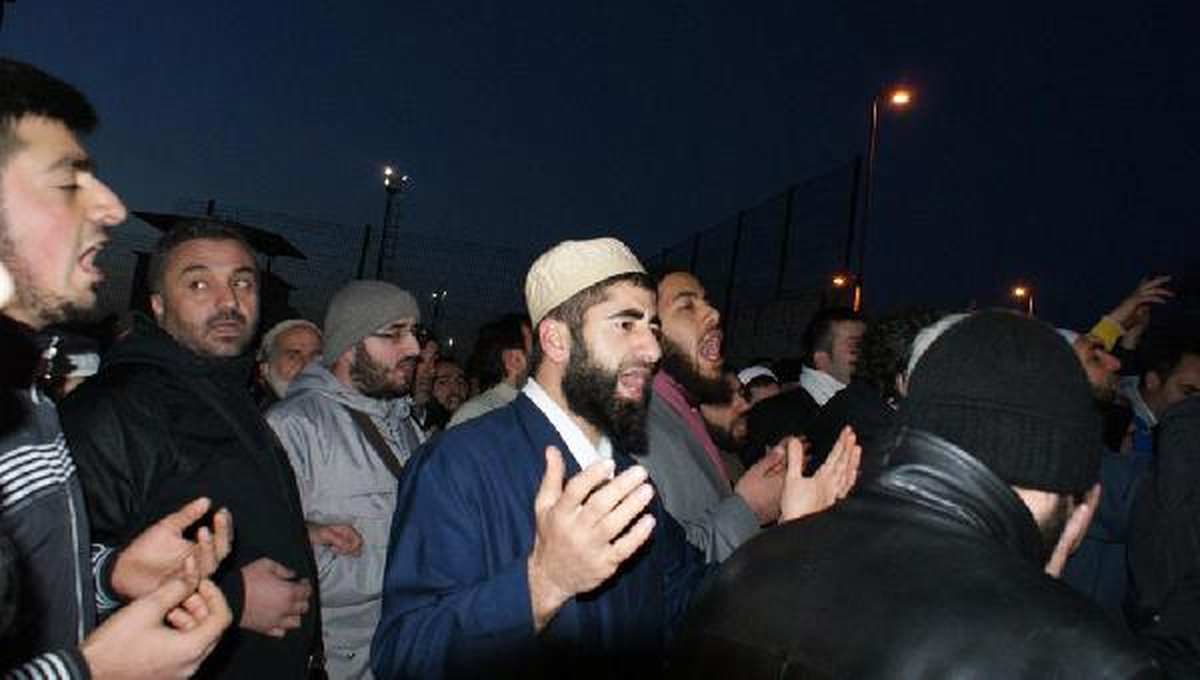 Metris Cezaevi Önünde İzdiham