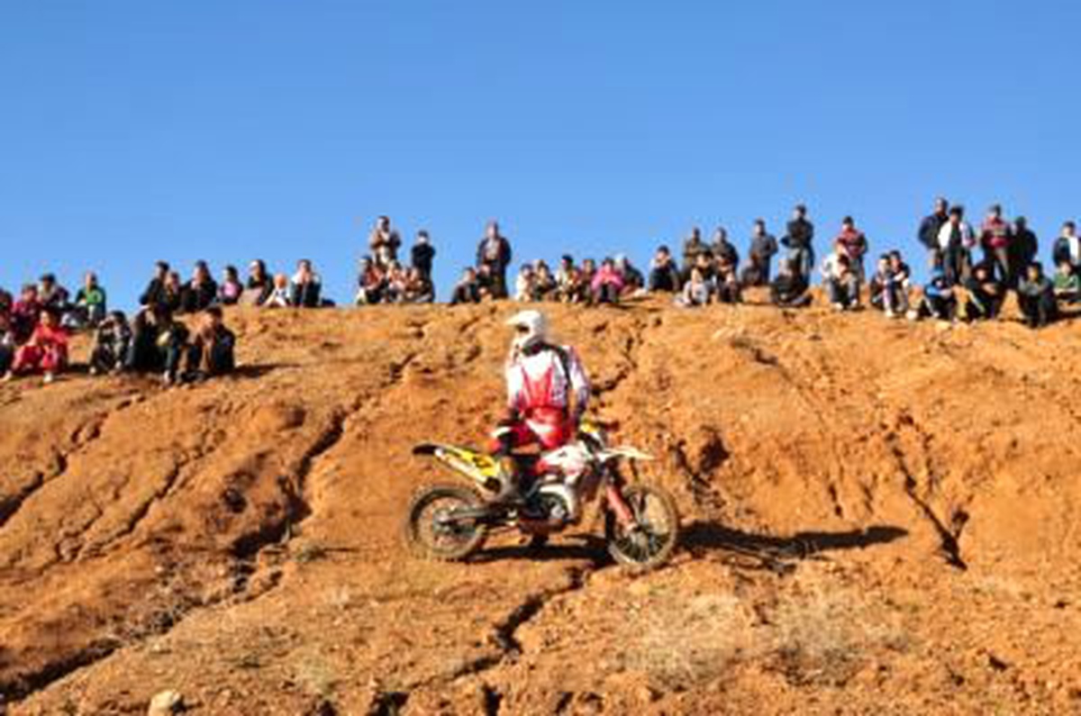 Enduro Şampiyonası'nın Son Ayağı Fethiye'de Başladı Türkiye Motosiklet Federasyonu'nun Yarış Takviminde Yer Alan Türkiye Enduro Şampiyonası'nın 8'inci ve Son Ayağı Muğla'nın Fethiye İlçesi'nde Sıralama Turlarıyla Başladı.