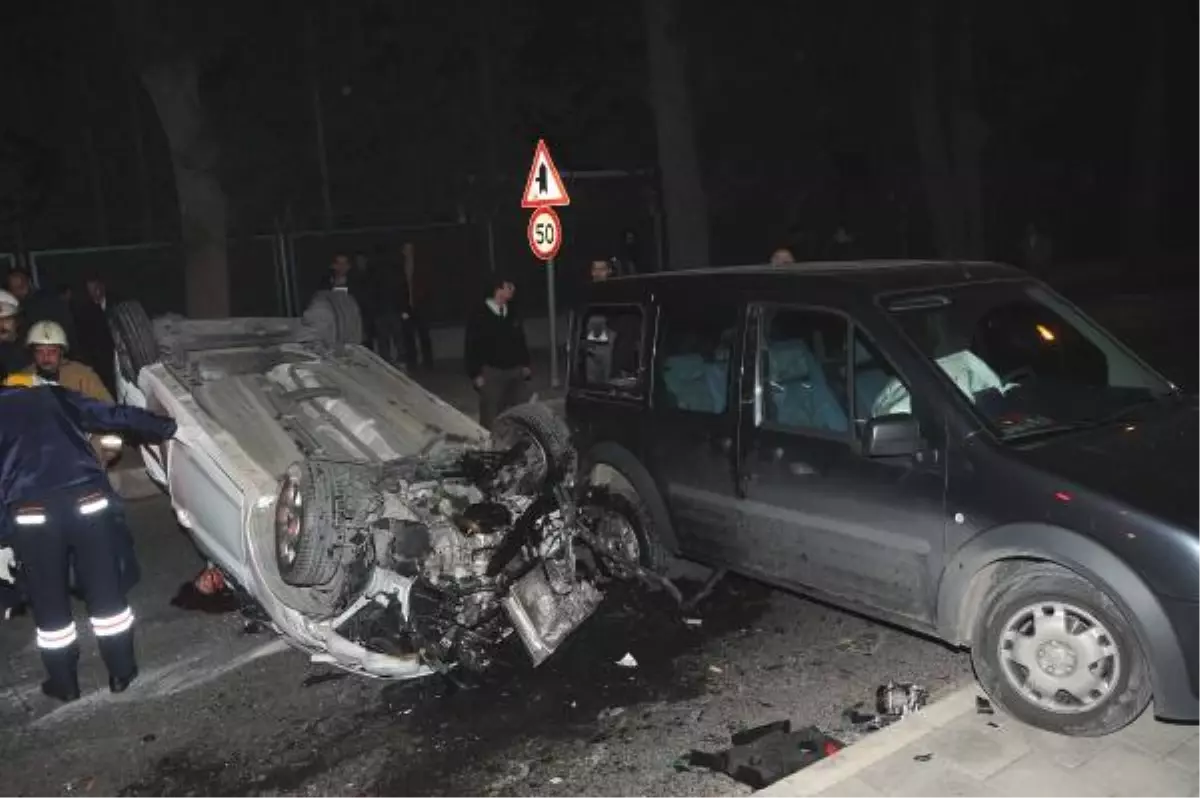Kamyonete Çarpan Otomobil Ters Döndü: 1 Ölü, 1 Yaralı