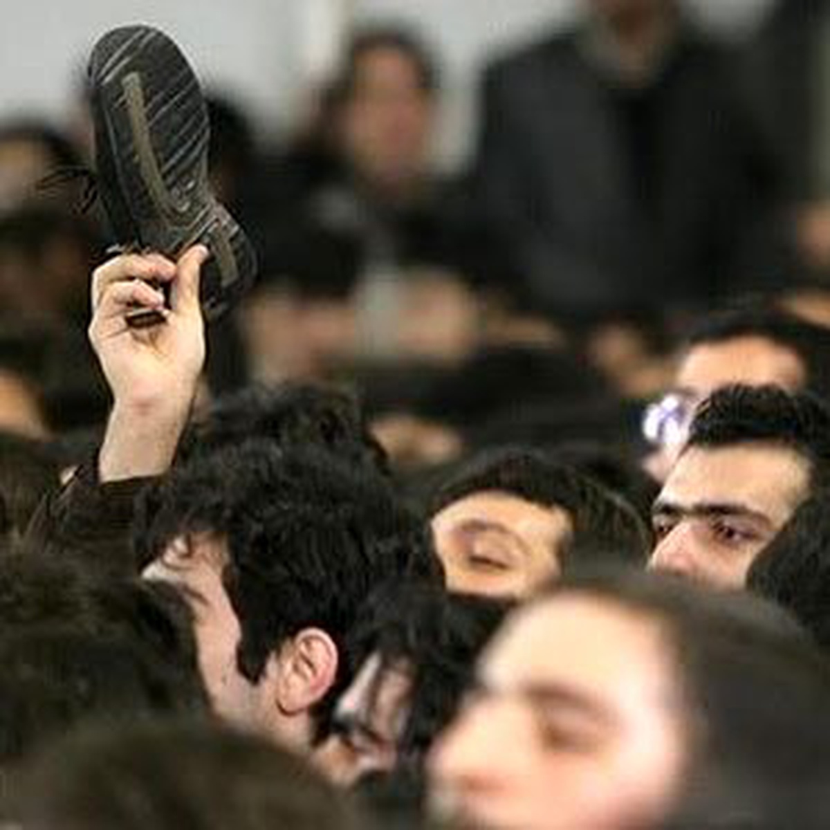 Ahmedinejad'a Ayakkabı Atıldı