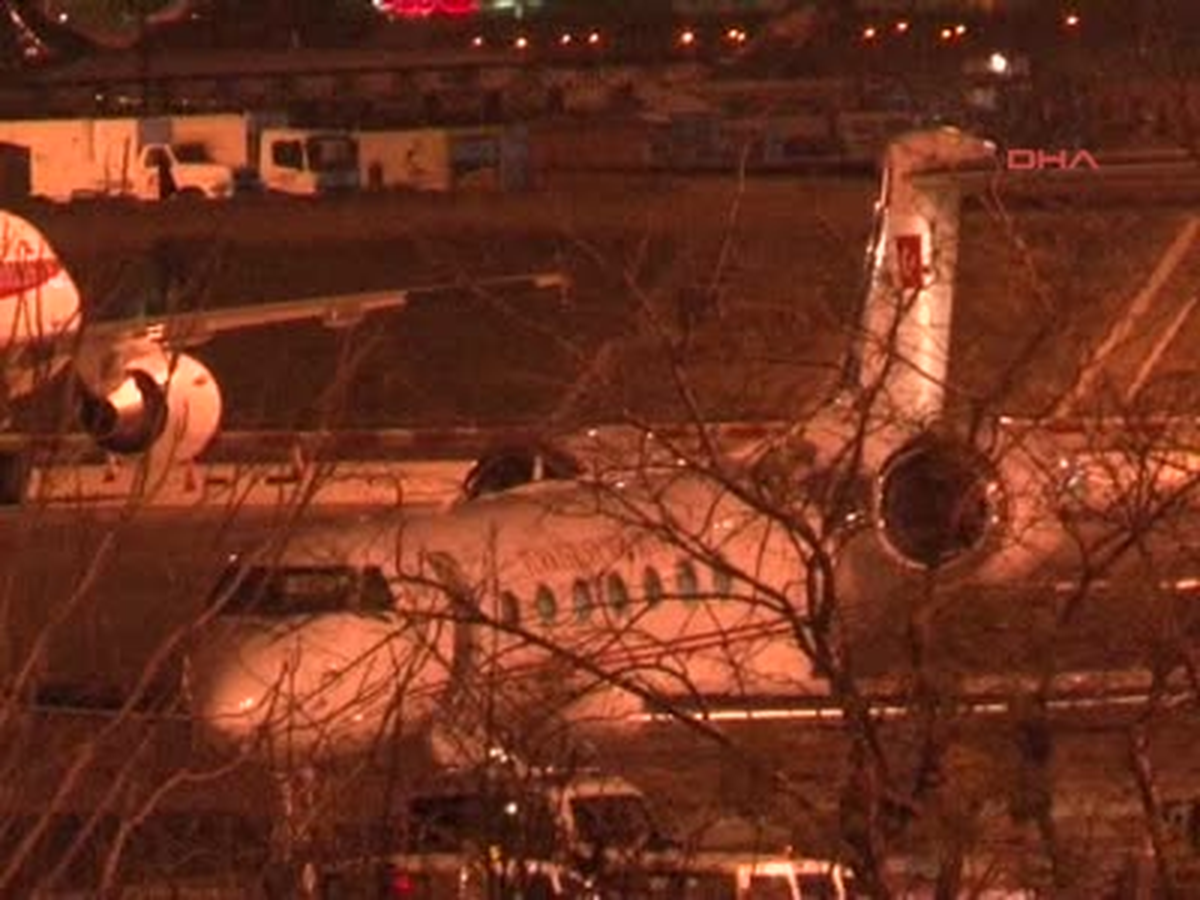 Cumhurbaşkanı Gül Ankara'ya Gitti Kamera : Çağatay Kenarlı / İstanbul Dha Cumhurbaşkanı Abdullah Gül ve Eşi Hayrünnisa Gül, Özel Uçakla Saat 23.05'te Ankara'ya Gitti. Cumhurbaşkanı Gül'ü Ankara'ya, Vali Hüseyin Avni Mutlu, Emniyet Müdürü Hüseyin Çapkın ve Diğer Yetkililer Uğurladı. Cumhurbaşkanı Gül