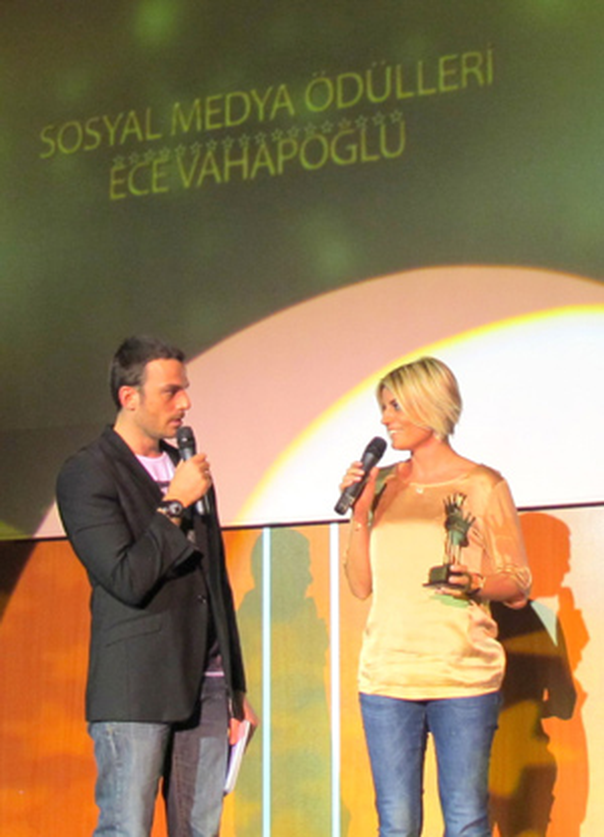 Sosyal Medya Ödülü Ece Vahapoğlu'nun!
