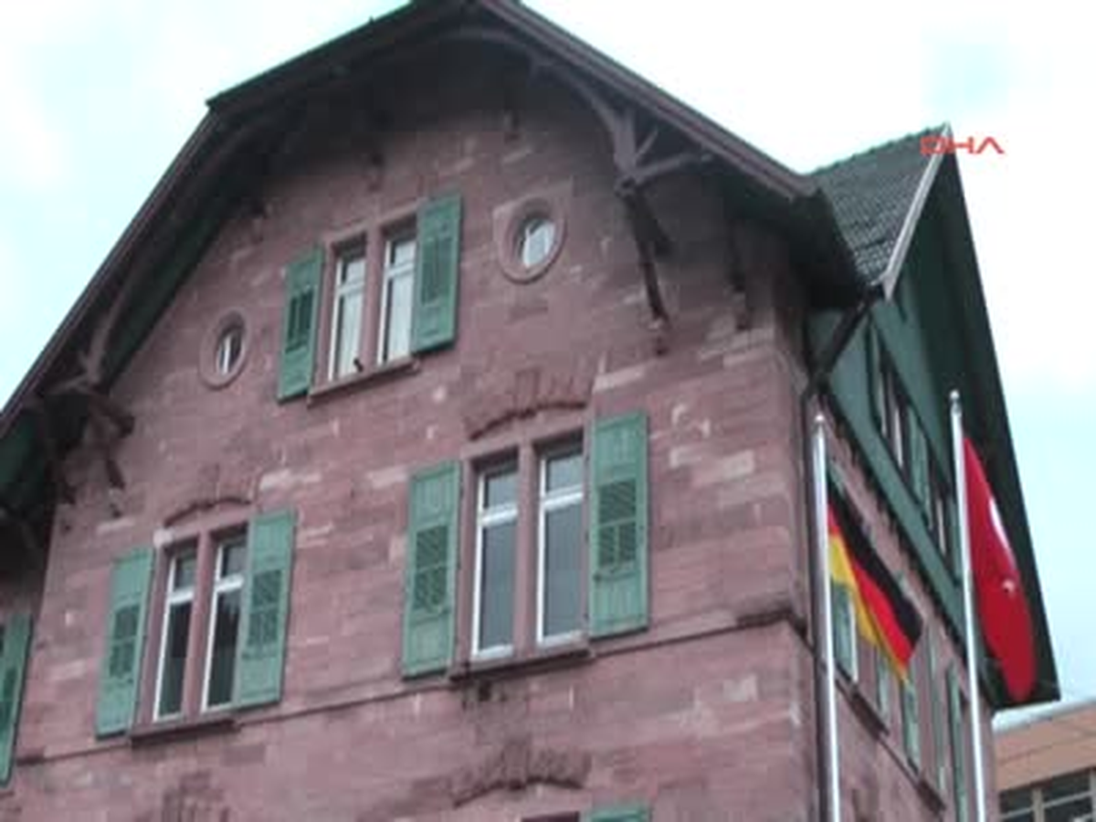 Karlsruhe Başkonsolosu Serhat Aksen Irkçı Saldırıya Uğrayan Camiyi Ziyaret Etti