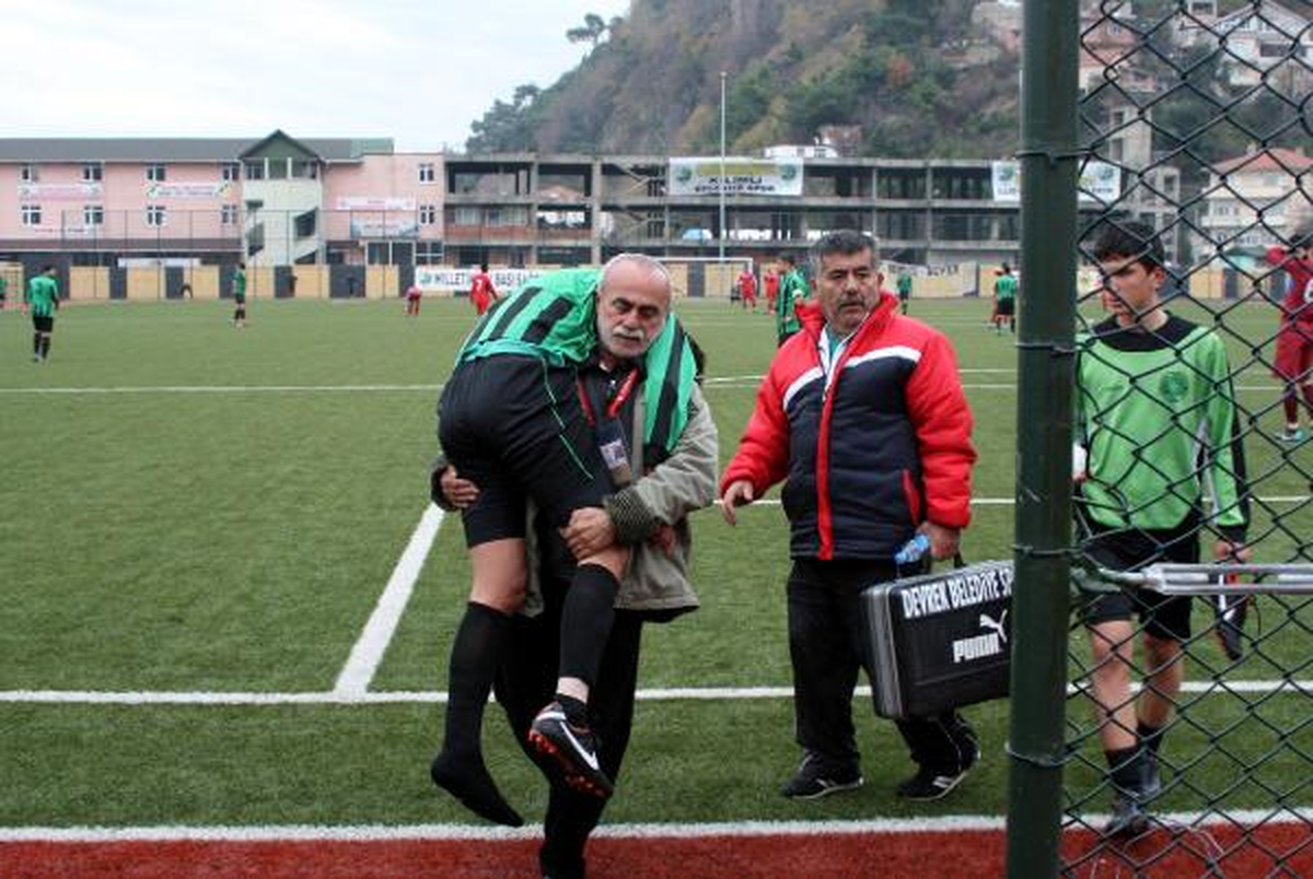 Sakatlanan Futbolcusunu Omuzlayıp Sahadan Çıkardı