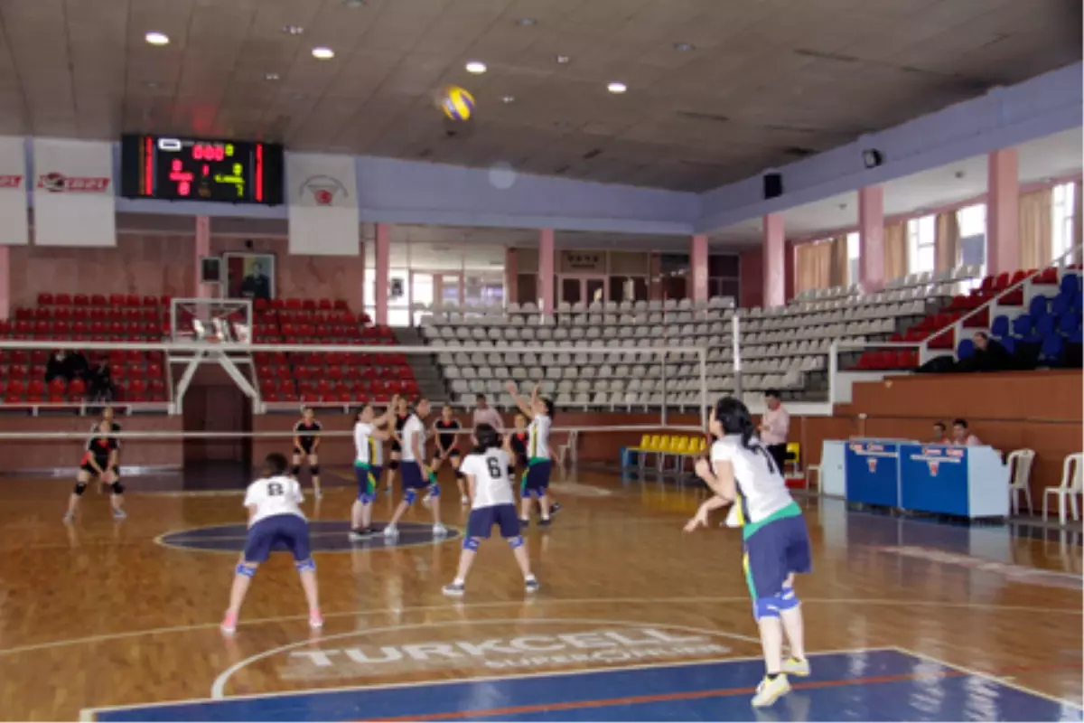 Voleybol Turnuvası Başladı