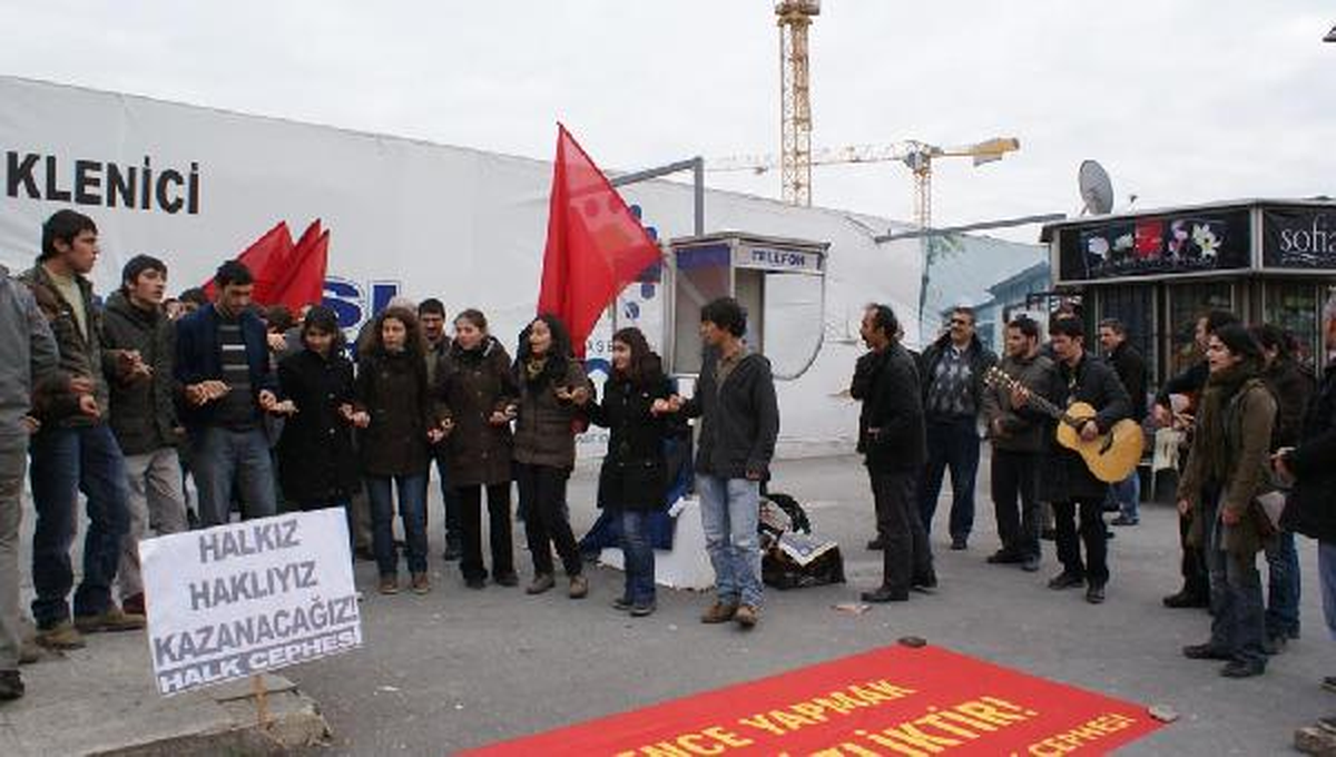 Gözaltındaki Arkadaşlarına Sazlı Halaylı Destek Verdiler