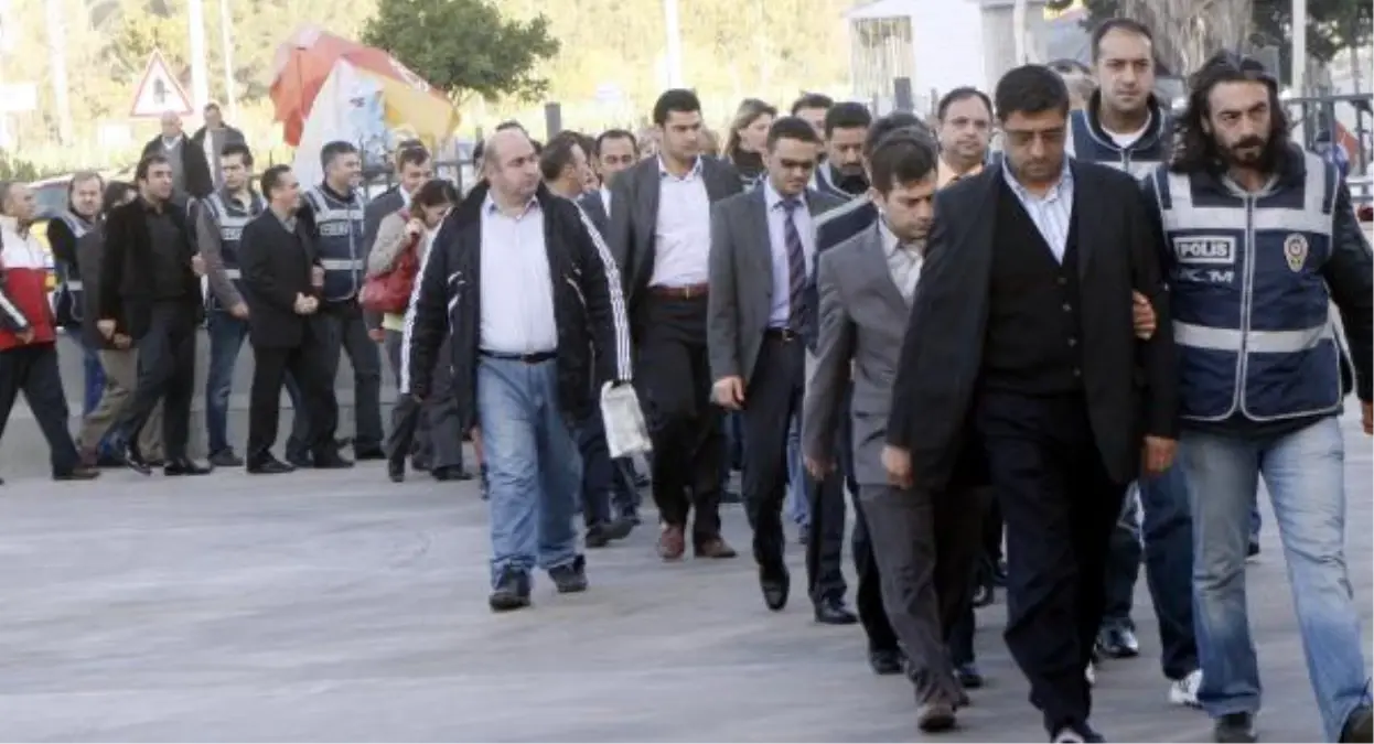 Gözaltındaki Asat Veznedarları Adliyeye Sevk Edildi