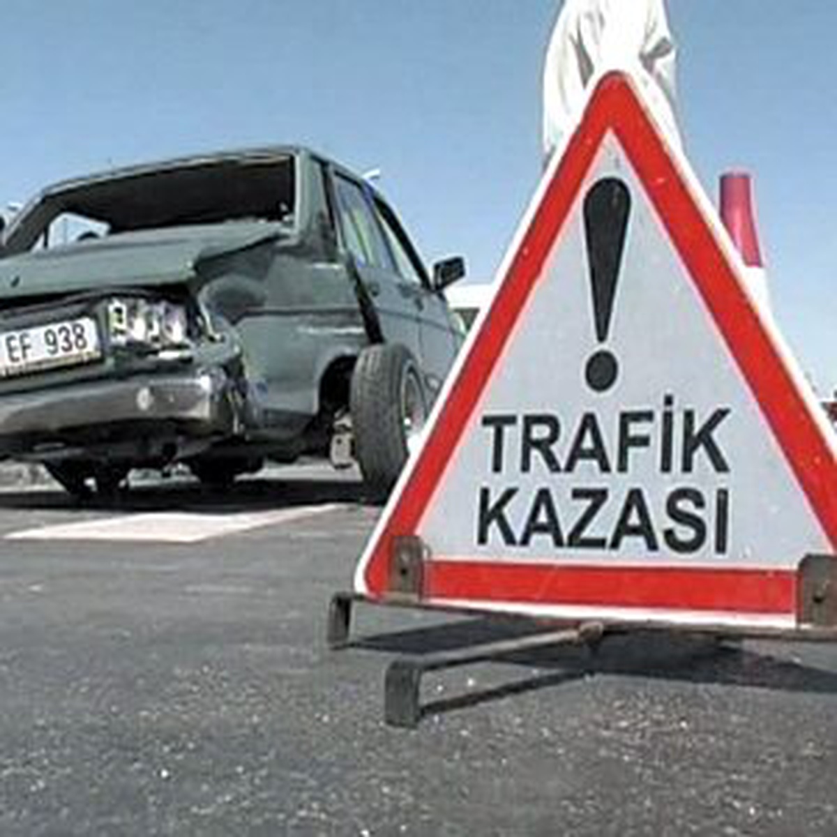 Otomobil Traktöre Çarptı: 1 Yaralı