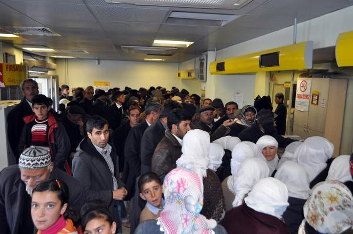 Özalp'ta, PTT Şubesindeki Kuyruklar İsyan Ettirdi