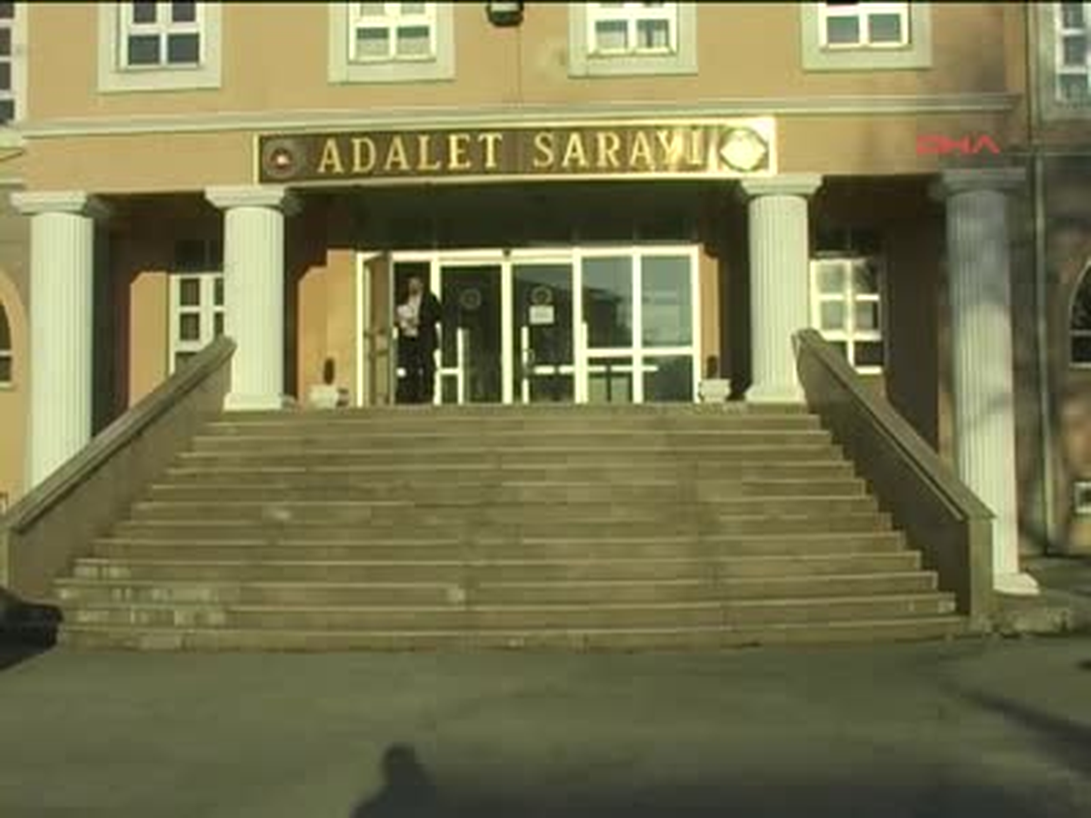Şikayetçi Olduğu Eski Sevgilisi Tarafından Adliye Önünde Öldürüldü Bayramda Dağ Evine Kaçırıp Dövmüş
