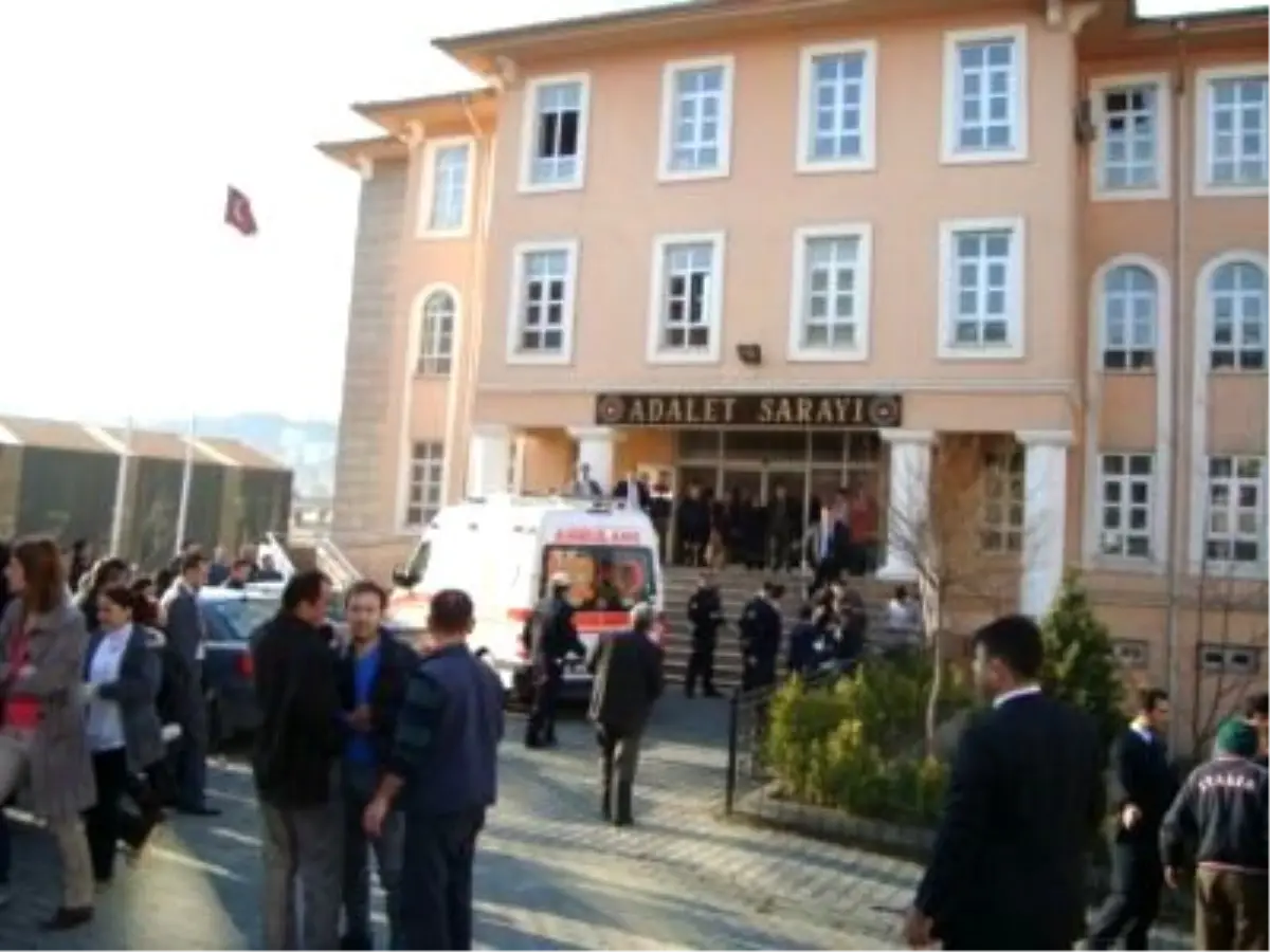 Şikayetçi Olduğu Eski Sevgilisi Tarafından Adliye Önünde Öldürüldü