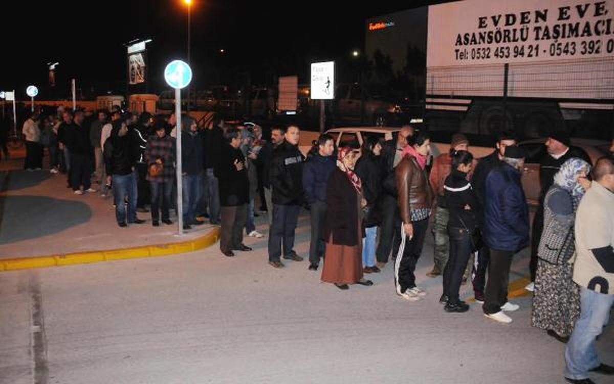 Alışveriş İçin Saatlerce Beklediler