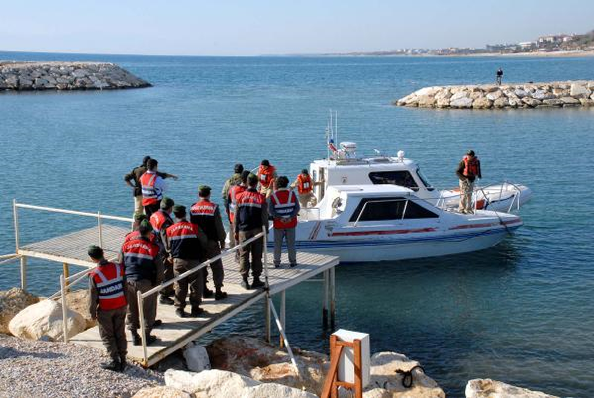 Antalya'da Denizde Kaçak Sigara Operasyonu