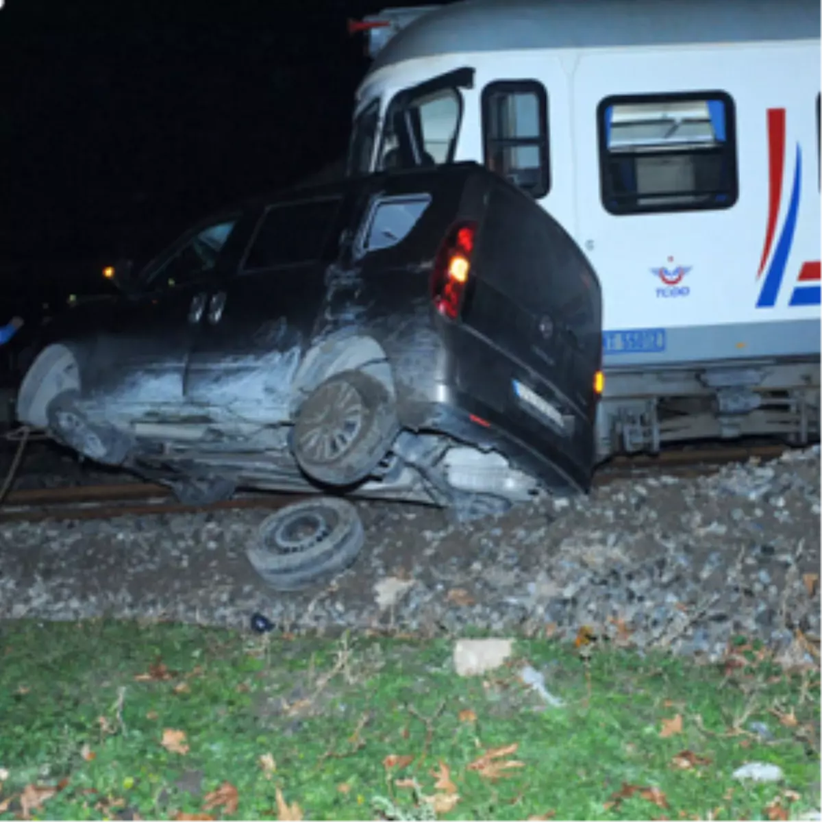 Aydın\'da Tren Otomobile Çarptı: 2 Yaralı