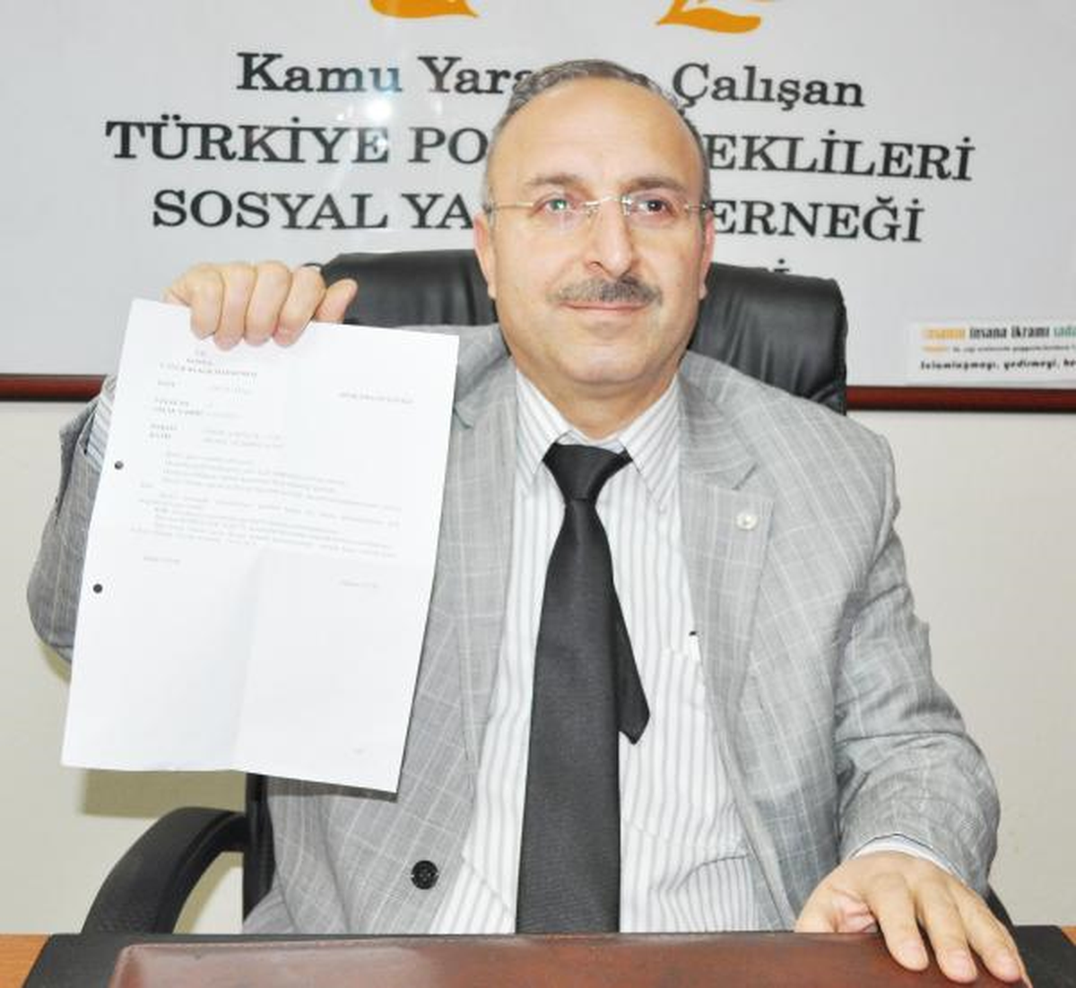 Başkomisere Tokat Atan, Sebahat Tuncel'e, 10 TL'lik Manavi Tazminat