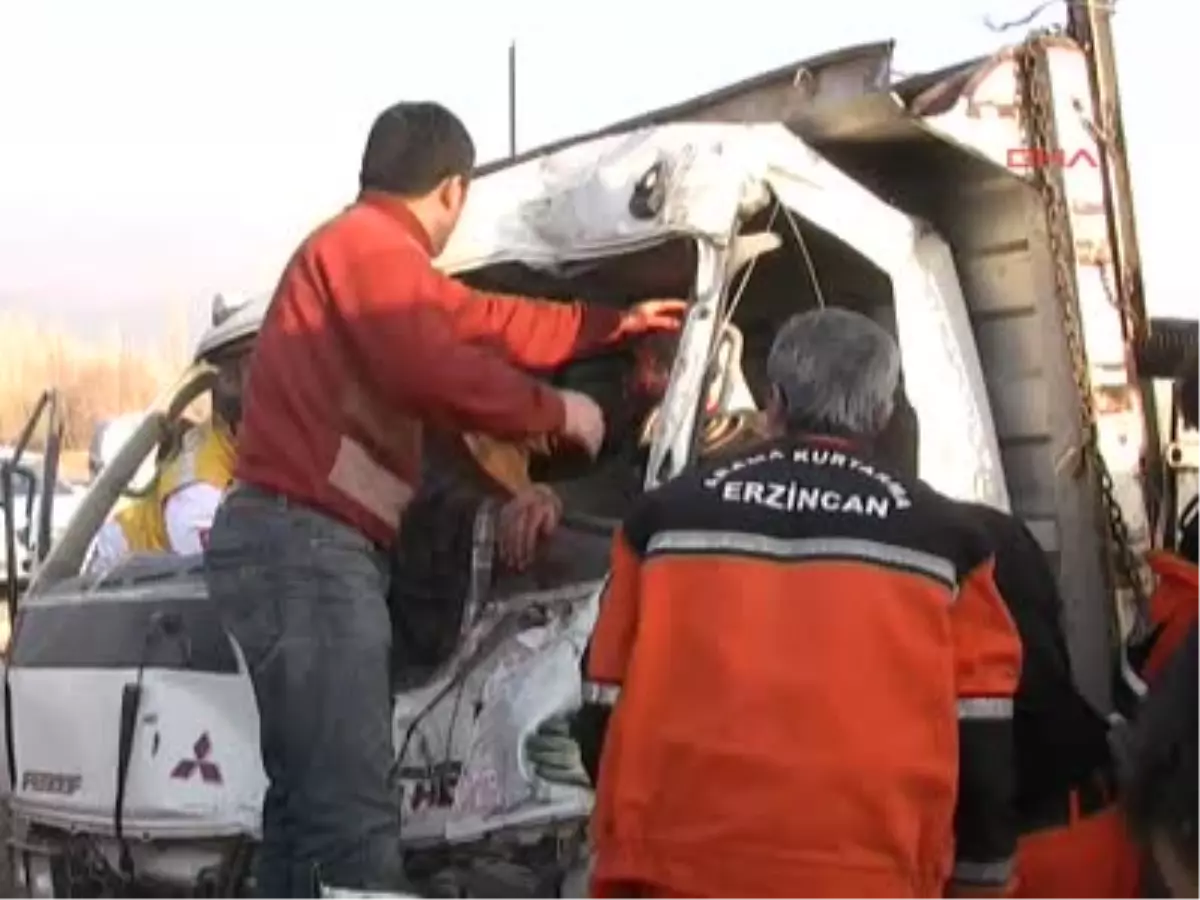 Kavşakta Kamyon ile Kamyonet Birbirine Girdi 2 \'si Ağır 5 Kişi Yaralandı