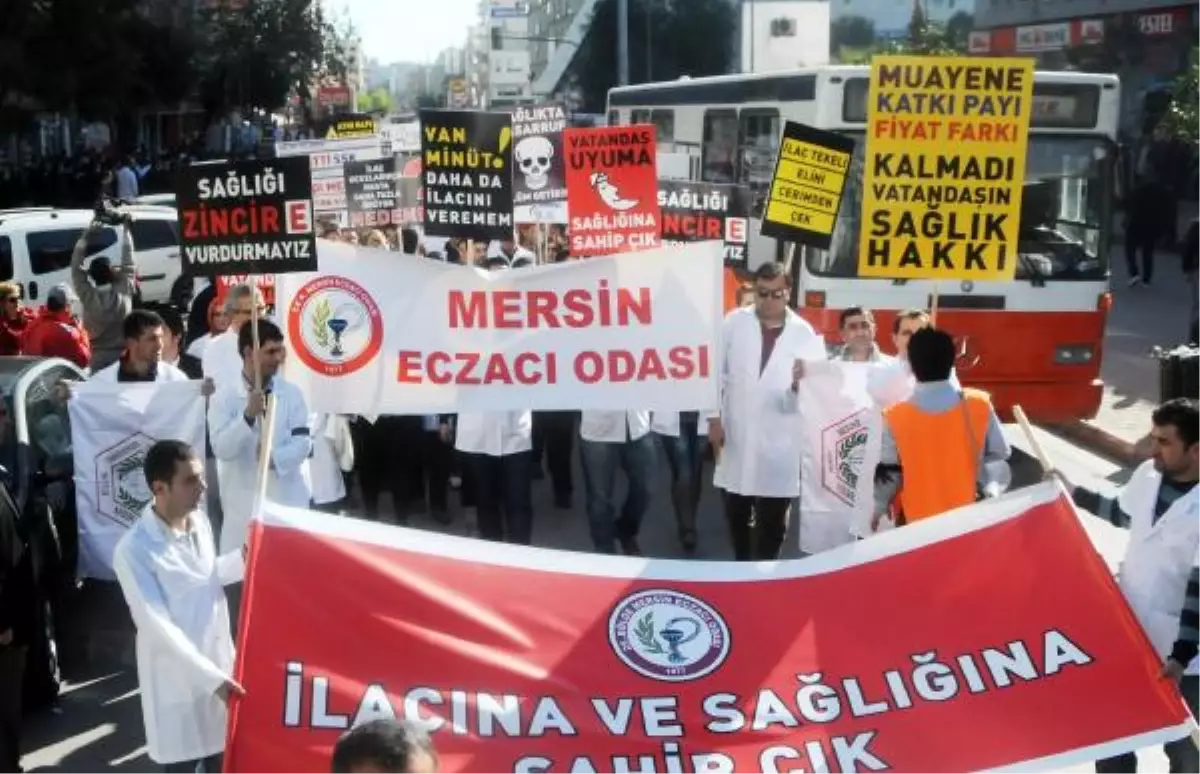 Mersin'de Eczacılar İlaç Kararnamesini Protesto Etti