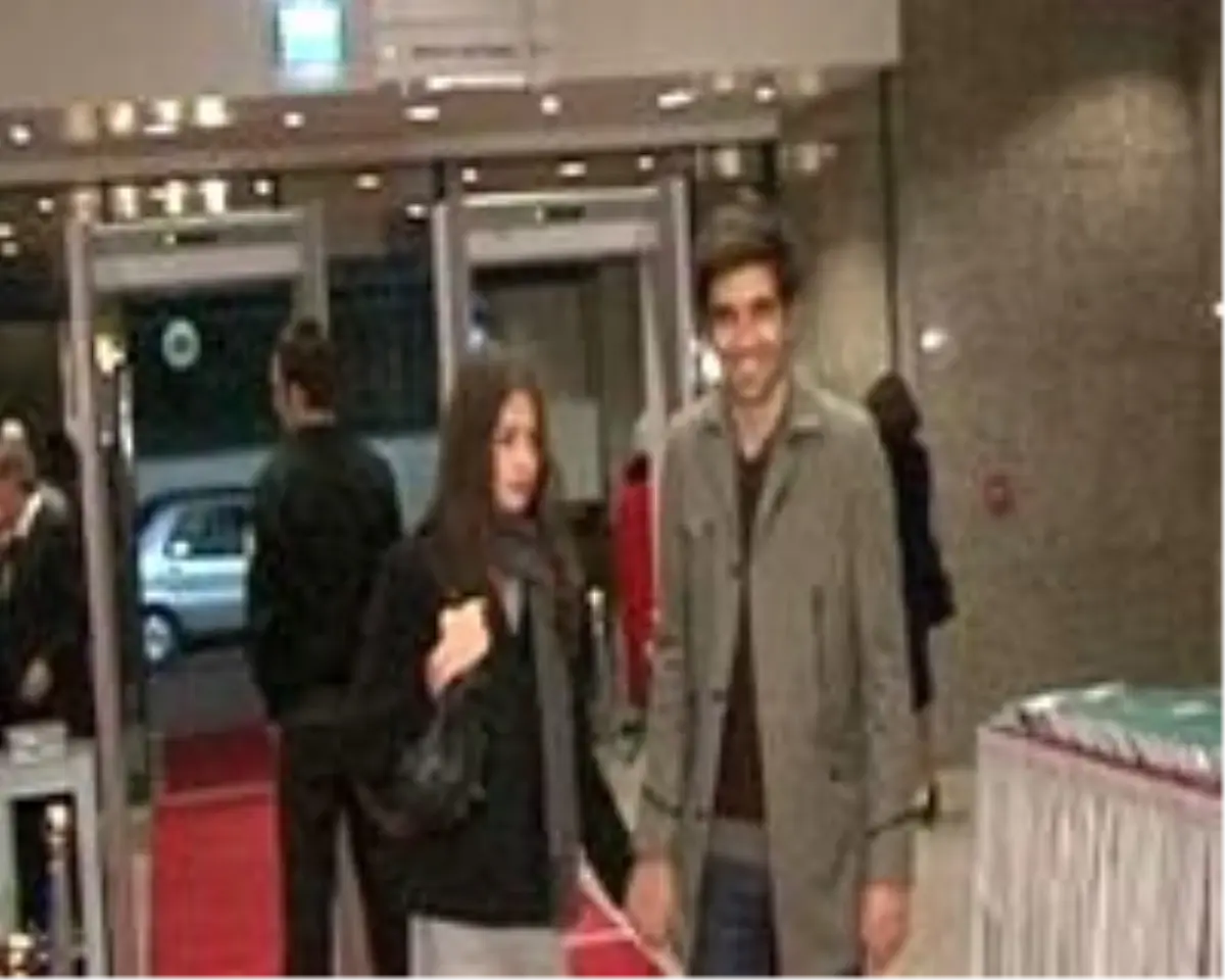 Sevgilisinin Elini Bırakmadı