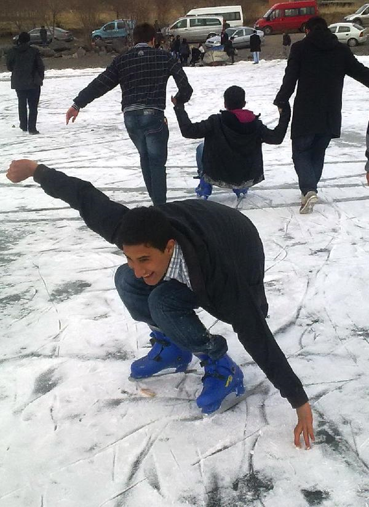 Çıldır Gölü'nde Buz Pateni ve Minibüslü Şov