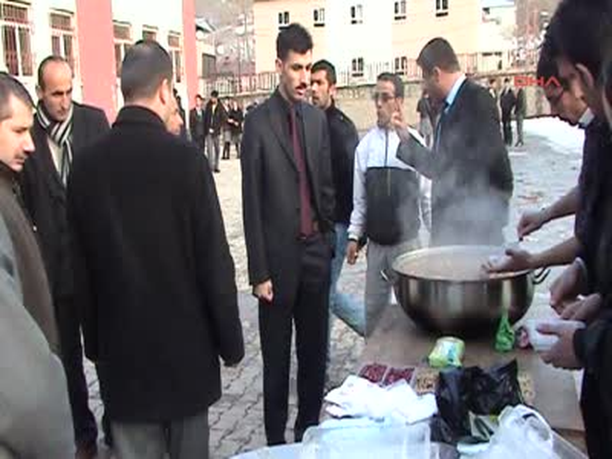 Çukurca'da Öğrenciler Aşure Dağıttı