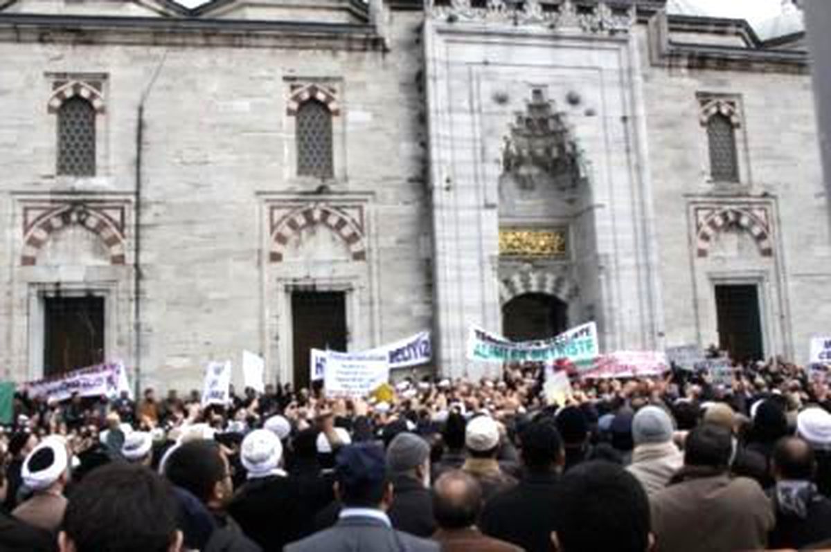 Cami Önünde 'Cüppeli Hoca' İçin Protesto