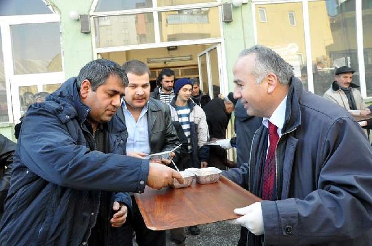Hakkari'de Polis, Çukurca'da İse Öğrenciler Aşure Dağıttı