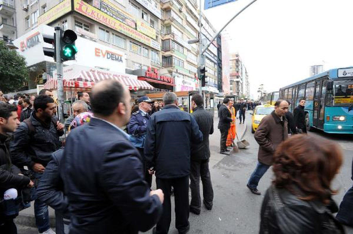 Kadın Sürücü Yaya Geçidine Daldı