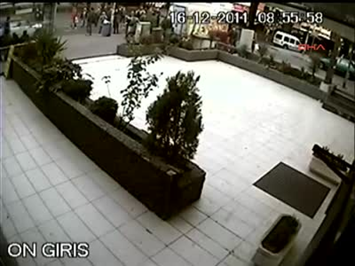 Mecidiyeköy'de Kadın Sürücü Yayaların Arasına Daldı: 1 Ölü, 3 Yaralı...