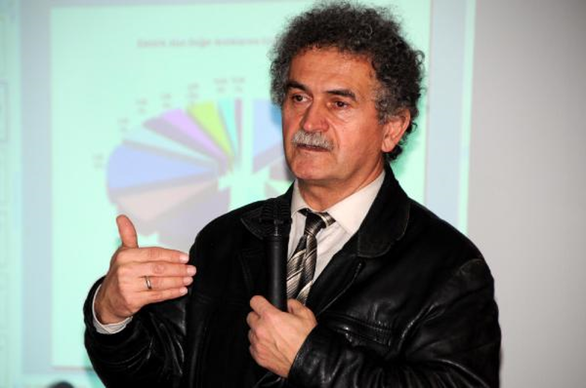 Rize'de Baz İstasyonu Riski Olmadığını Söyleyen Profesöre Tepki; 'hocam Bak, Kafamın Tası Atıyor'