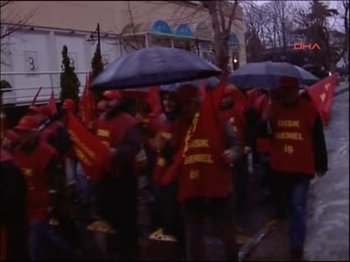 Sendikacılardan Yağmur Altında Yürüyüş