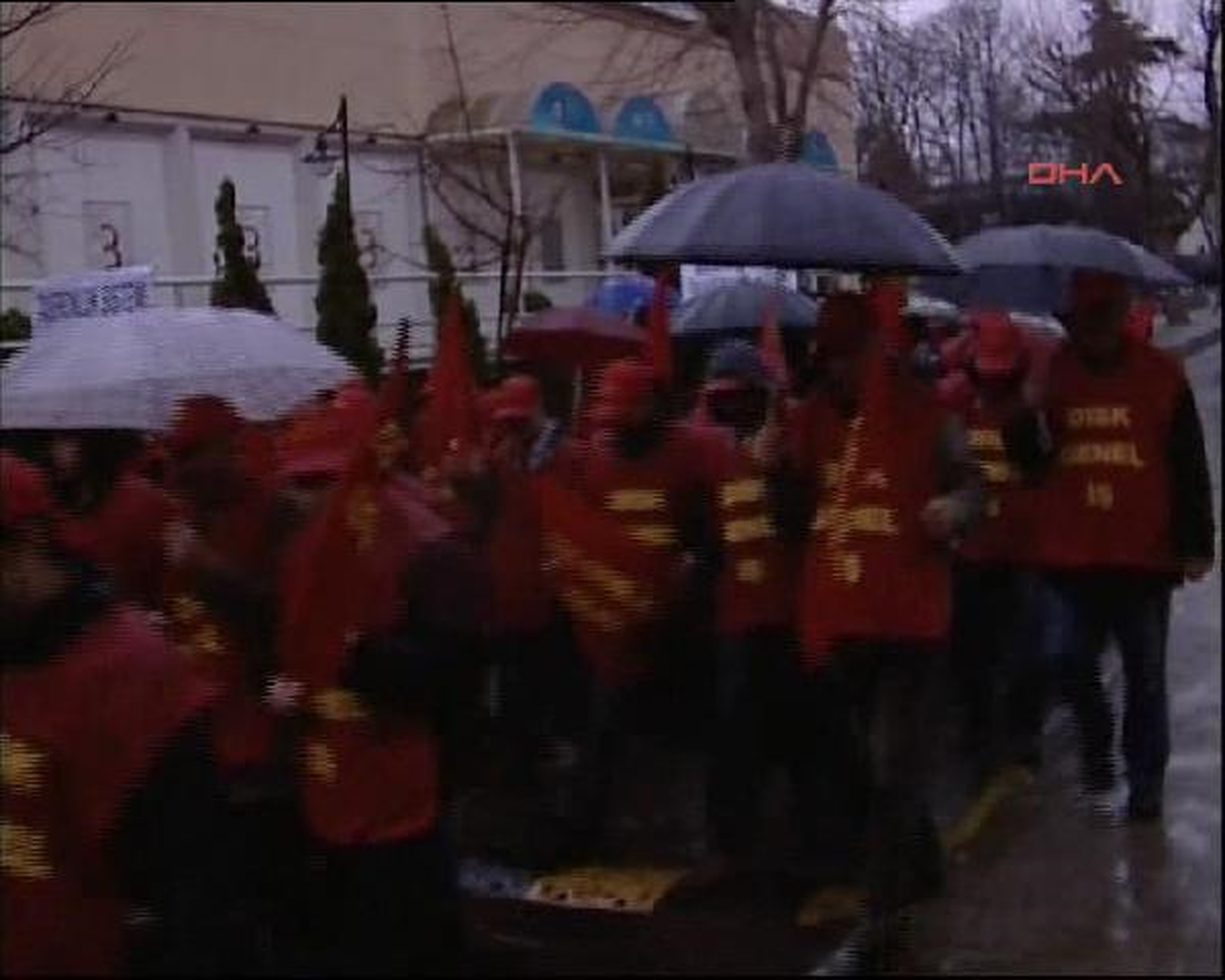 Sendikacılardan Yağmur Altında Yürüyüş