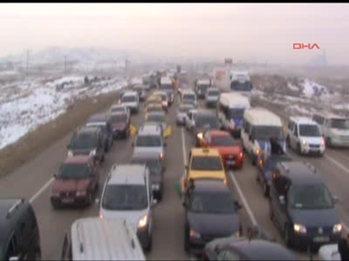 Ses Bombası Elinde Patladı