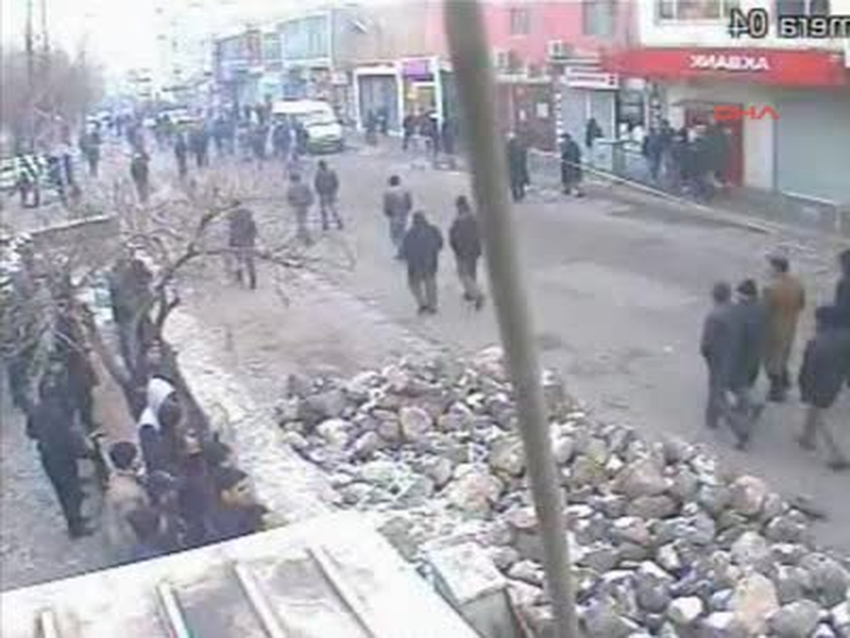 Ses Bombası Elinde Patladı