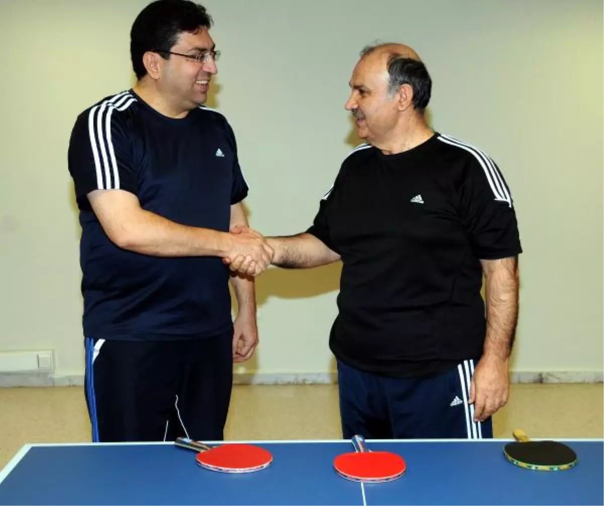 Belediye Başkanı ile Rektör Masa Tenisinde Kapıştı