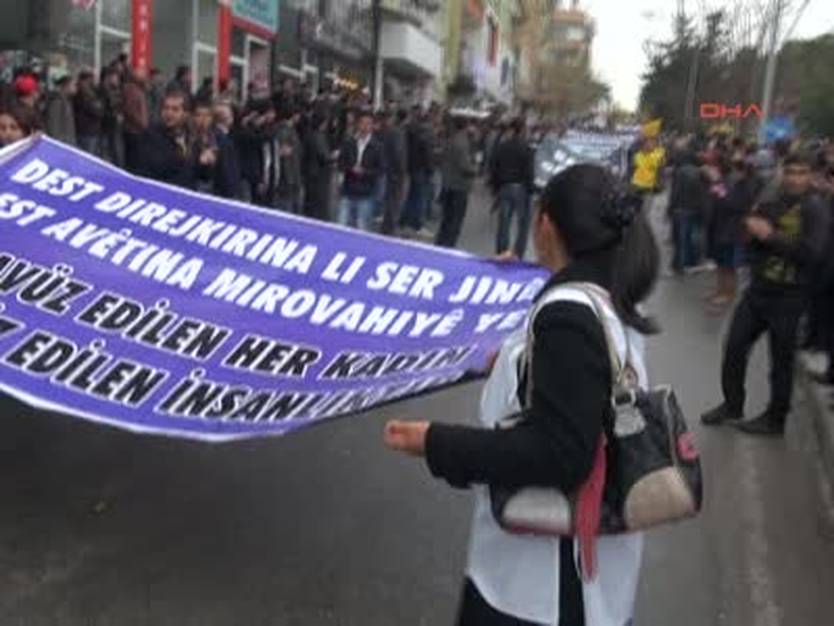 Kesk Genel Başkanı Özgen Cezaevleri Toplama Kamplarına Dönüştürüldü Kesk Şubeler Platformu Tarafından Şanlıurfa'da 'kesk'e Dokunma' Mitingi Düzenlendi. Konuşmacıların Bulunduğu Platformun Çökme İhtimali Üzerine Kısa Süreli Paniğin Yaşandığı Mitingde Konuşan Kesk Genel Başkanı Lami Özgen, Okyanus Öte