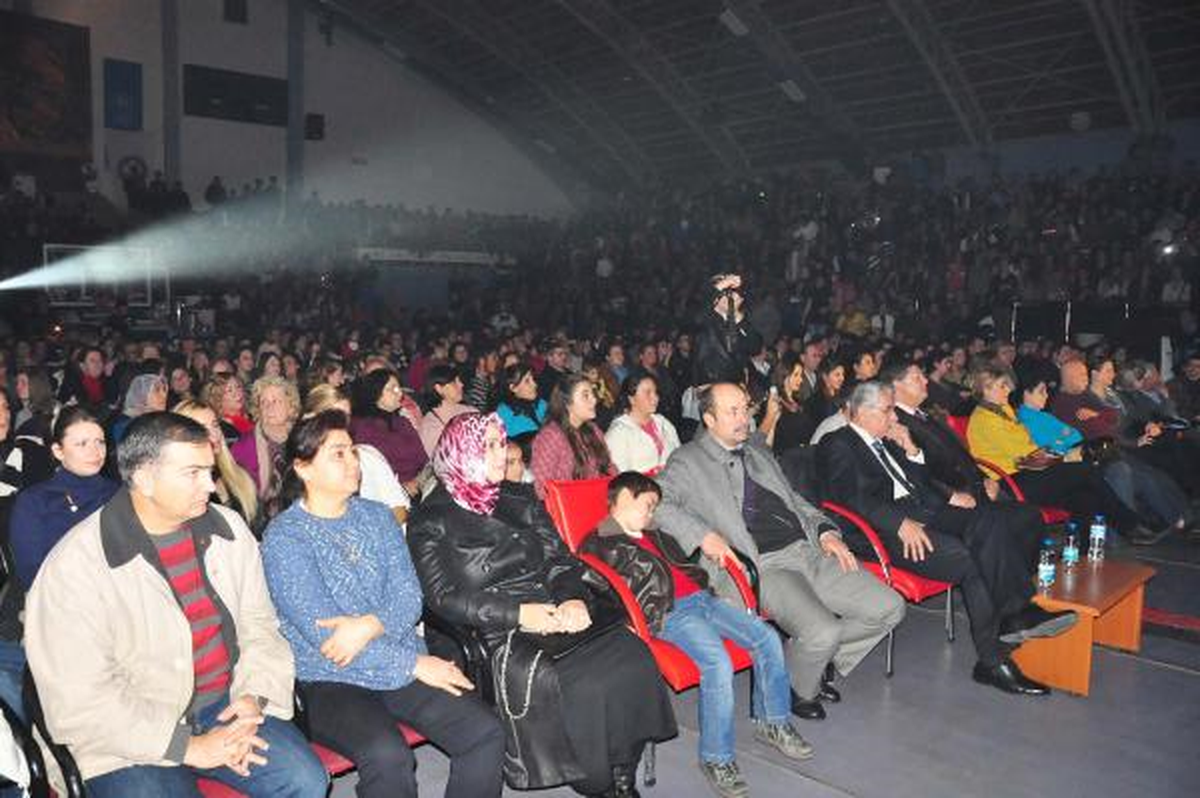 Manisa'da Hande Yener Rüzgarı