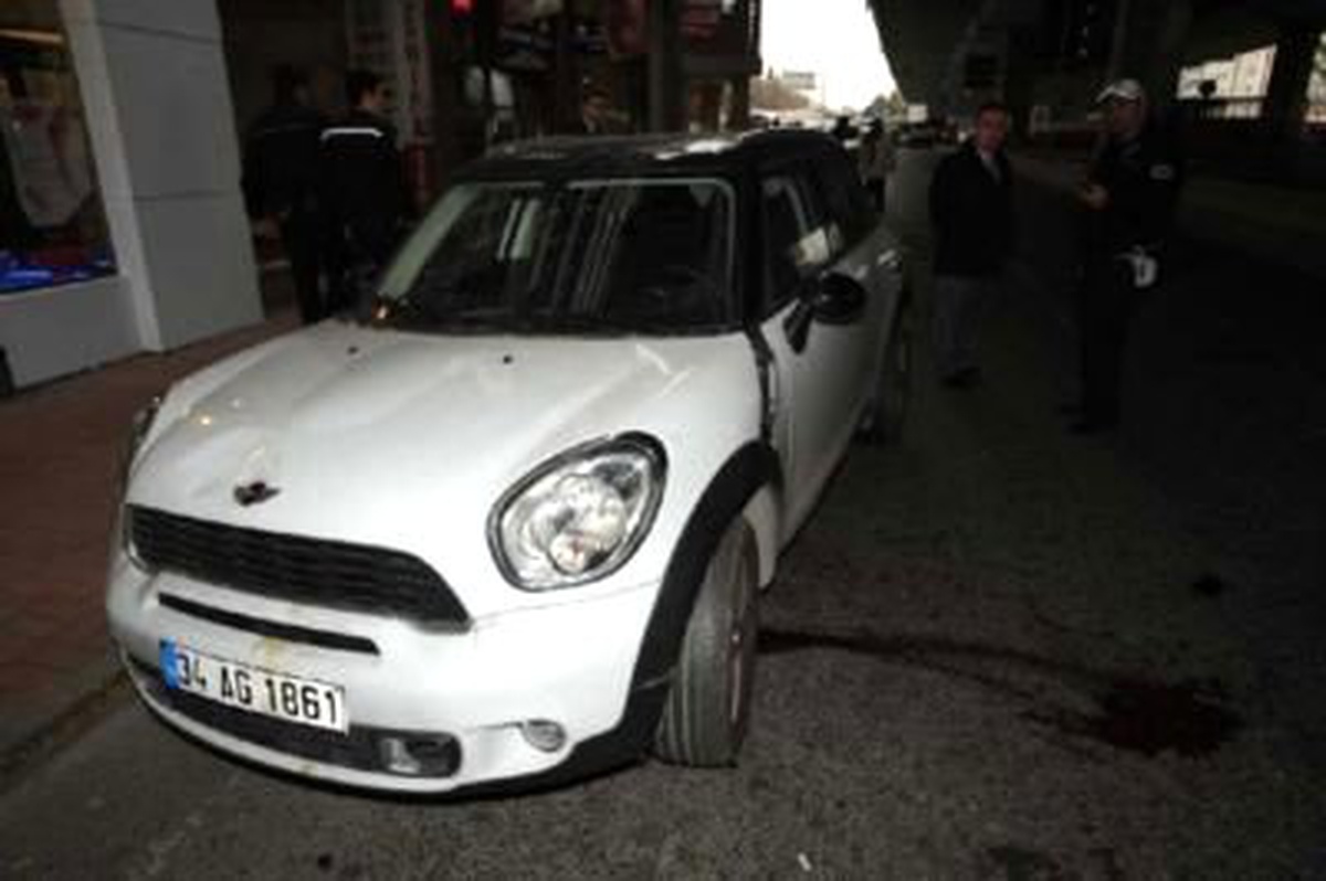 Mecidiyeköy'de Kadın Sürücü Yayaların Arasına Daldı