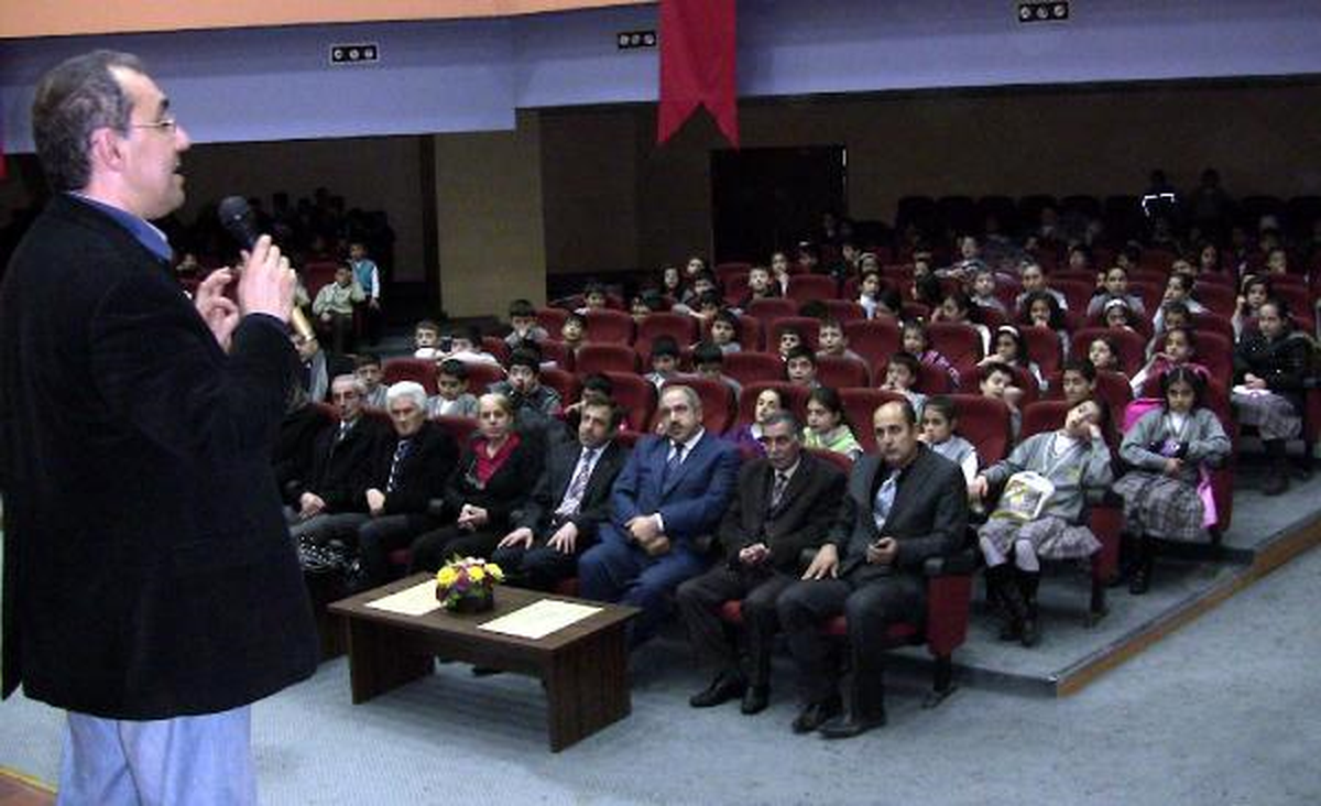 İlköğretim Öğrencilerine Atık Malzemelerle 'icat' Yapmayı Öğretti
