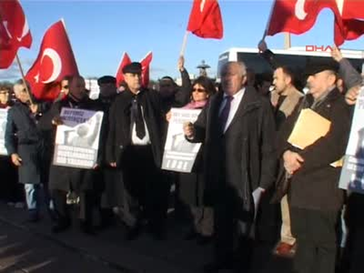 Paris'te 'Soykırım Yasası' Protestosu