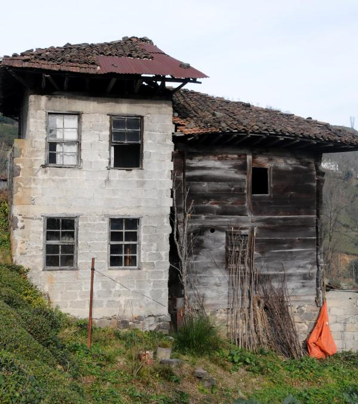 Annesinin Hatırına Ahşap Evi İkiye Böldü