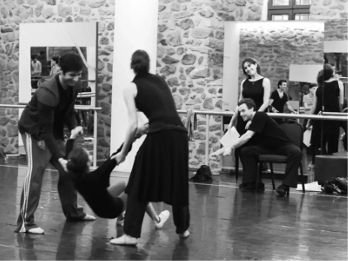 Bale Sahnesinde Bir Dünya Prömiyeri