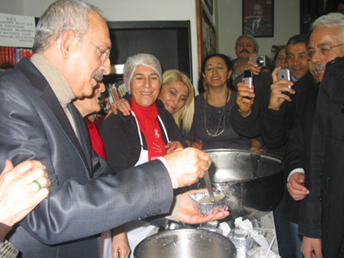Kılıçdaroğlu Aşure Dağıttı