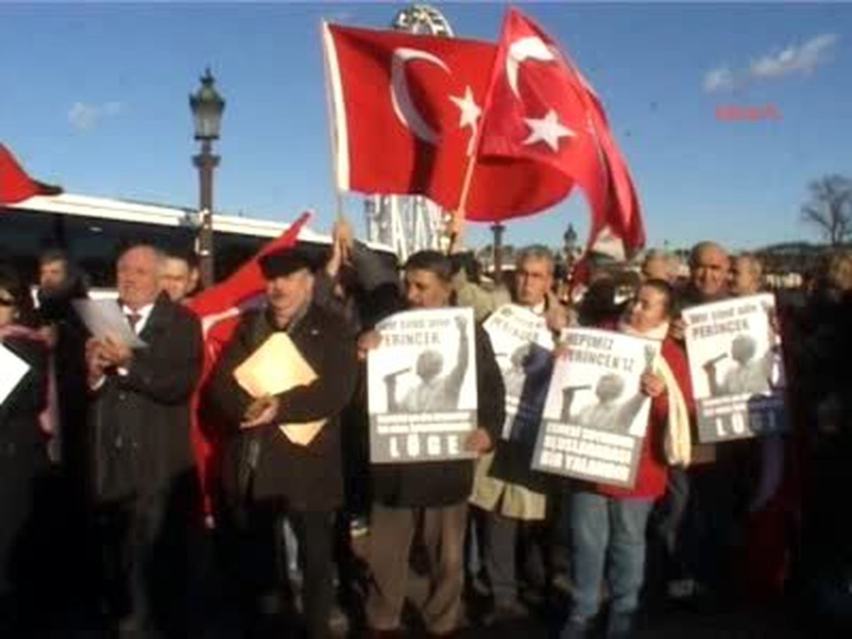 Paris'te 'Soykırımı Yasası' Protestosu