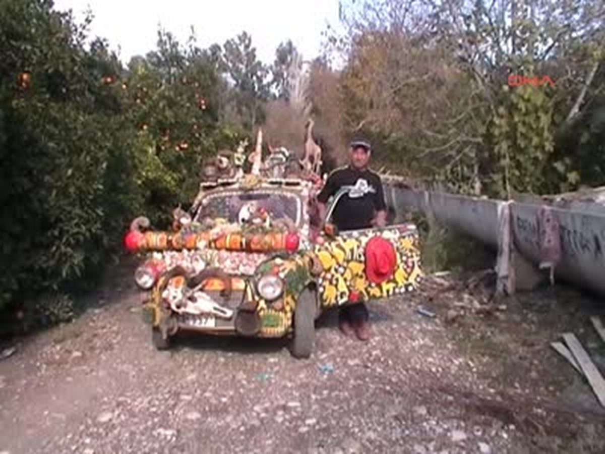 Sihirbazın İlginç Otomobili İlgi Odağı Oluyor Antalya'nın Finike İlçesi'nde Oturan Sihirbaz Baki Elden, Yaptığı Şovdan Çok 1985 Model Üstü Açık Otomobiline Yaptığı İlginç Süslemelerle Görenlerin İlgi Odağı Oluyor.